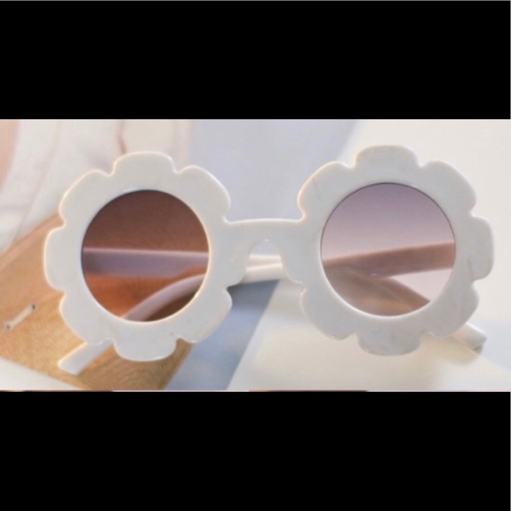 🚨Restocked🚨 White Toddler Flower Sunglasses